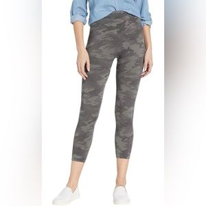 NWT -‎ SPANX Women's Cropped Look at Me Now Seamless Leggings